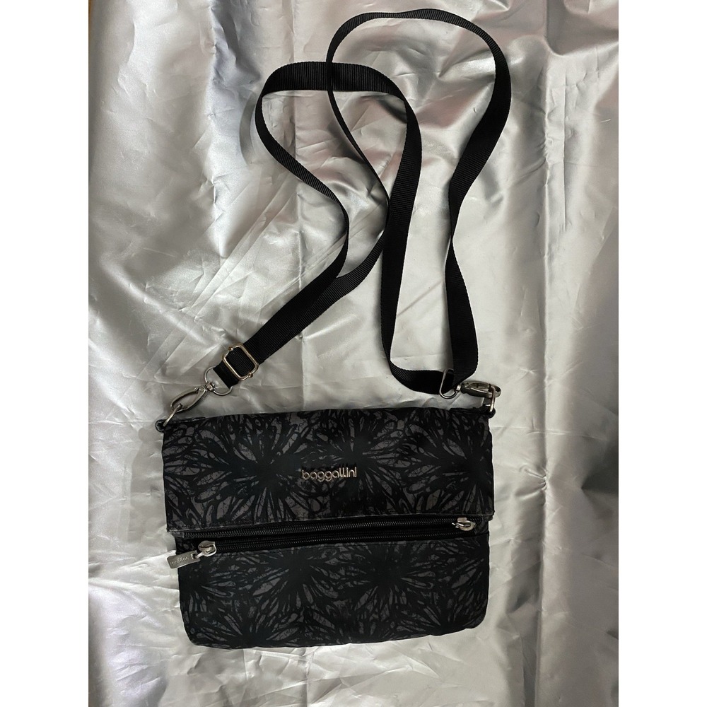 Baggallini Crossbody Gray Black Floral Pattern Roomy‎ Fold Over Multi Bag Purse